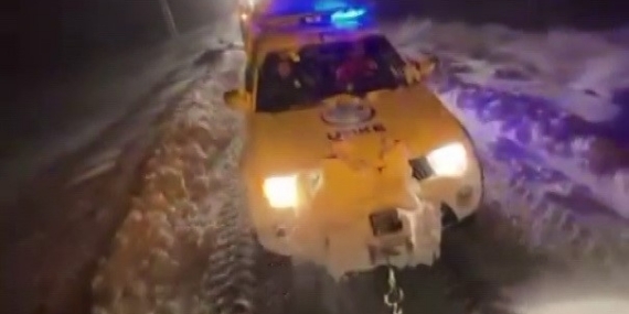 Karlı yolda mahsur kalan ekiplerin yardımına köylüler yetişti