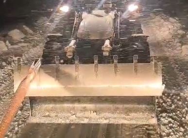 Karlı yolda mahsur kalan tır, iş makinesiyle kurtarıldı