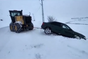 Karlıova’da karla mücadele sürüyor: Mahsur kalan araçlar kurtarıldı