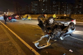 Karşı yola geçen otomobil taksi ile çarpıştı: 1’i ağır 3 yaralı