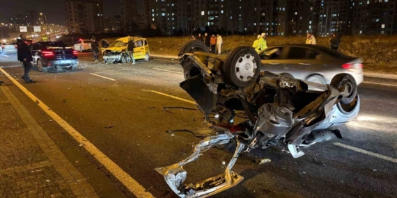 Karşı yola geçen otomobil taksi ile çarpıştı: 1’i ağır 3 yaralı