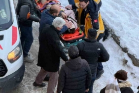 Kars’ta okula giden öğrencinin başına buz kütlesi düştü