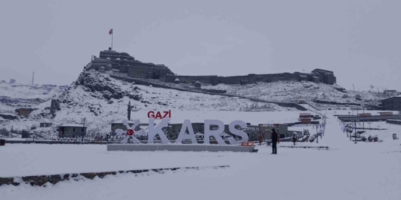 Kars’ta okullar tatil edildi, uçak seferleri iptal!