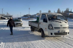 Kars’ta soğuktan hareket halinde araçlar dondu