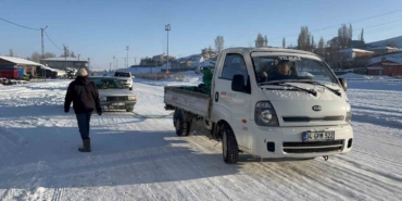 Kars’ta soğuktan hareket halinde araçlar dondu