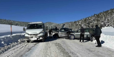 Kartalkaya yolunda 2 cip kafa kafaya çarpıştı
