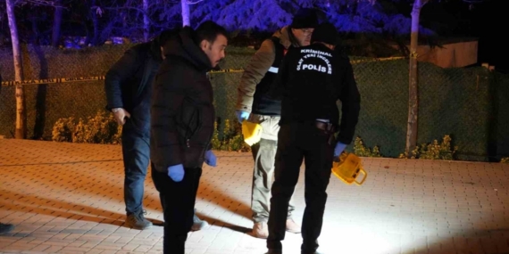 Kavgaya müdahale eden polis memuru bıçakla yaralandı