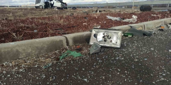 Kavşakta iki otomobil çarpıştı: 1 ölü, 1 yaralı