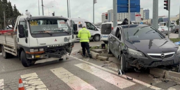 Kavşakta kamyonet ile otomobil çarpıştı: 3 yaralı