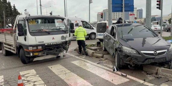 Kavşakta kamyonet ile otomobil çarpıştı: 3 yaralı