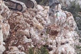 Kaya duvar yıkıldı, altında kalan genç hayatını kaybetti