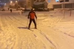 Kayak takımıyla caddede gezdi