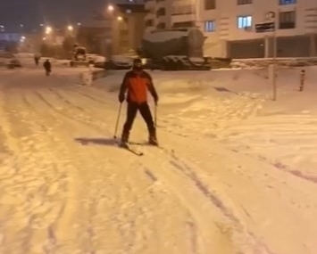 Kayak takımıyla caddede gezdi