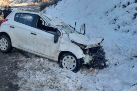 Kayan otomobil, yol kenarındaki araca çarptı