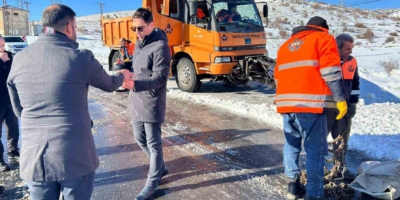 Kaymakam Öztaş, kar mesaisinde olan ekiplerle bir araya geldi