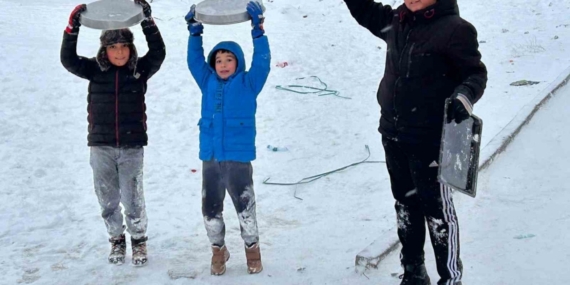 Kayseri’de çocukların kar eğlencesi: Tepsilerle kayak yaptılar