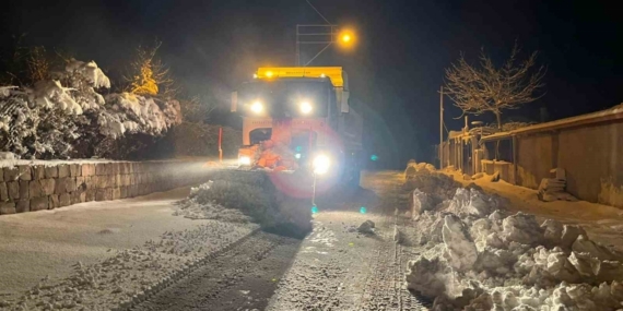 Kayseri’de kar yağışı ve tipi nedeniyle 128 yol ulaşıma kapalı