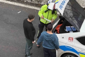 Kaza yapan sürücüler kavga edince kelepçelenip karakola götürüldü