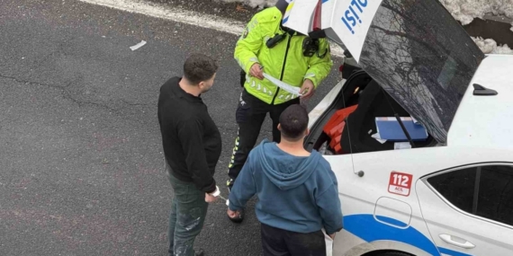 Kaza yapan sürücüler kavga edince kelepçelenip karakola götürüldü