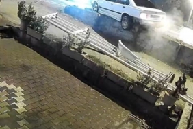 Kaza yapınca aracını bırakıp gitti, o anlar kameraya yansıdı