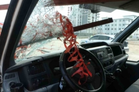 Kazada kafasına demir korkuluk saplanan sürücü kurtarılamadı