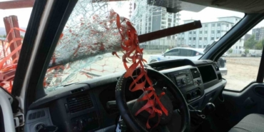 Kazada kafasına demir korkuluk saplanan sürücü kurtarılamadı