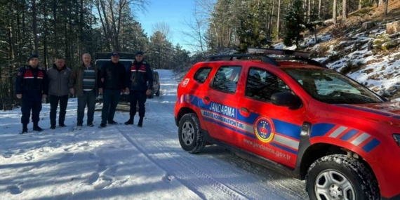 Kazdağları’nda karda mahsur kalan 4 kişiyi jandarma kurtardı