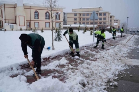 Keçiören’de yaya güvenliği için kar küreme ve tuzlama seferberliği