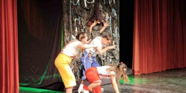 Kepez Kent Tiyatrosu yılın ilk çocuk oyununu sahneledi