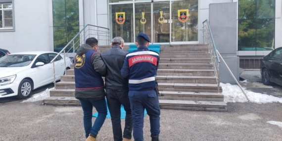 Kesinleşmiş 25 yıl cezayla aranan şüpheliyi jandarma yakaladı