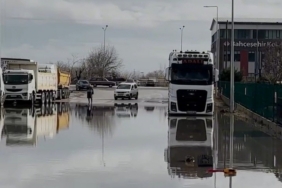 Kırklareli’nde şiddetli yağış hayatı felç etti: Başkan Bulut sular içinde şiir okudu