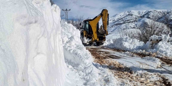 Kırsal mahallelerde karla mücadele devam ediyor