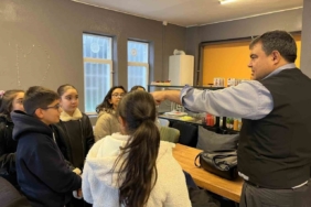 Kırşehir Vali Yardımcısı Balcı tost yaptı, öğrencilerin hesabını ödedi