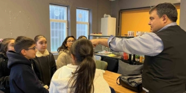 Kırşehir Vali Yardımcısı Balcı tost yaptı, öğrencilerin hesabını ödedi