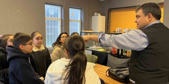 Kırşehir Vali Yardımcısı Balcı tost yaptı, öğrencilerin hesabını ödedi