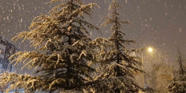 Kırşehir’de gece saatlerinde lapa lapa kar yağışı başladı