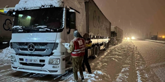 Kızılay’dan Tendürek Geçidi’nde sürücülere sıcak destek
