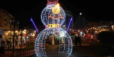 Kocaeli 2026’ya coşkuyla girdi: Sokaklar ışıltı ve neşeyle doldu