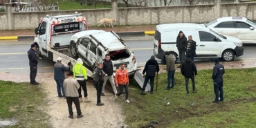 Kontrolden çıkan otomobil, belediye aracına çarparak takla attı