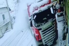 Kontrolden çıkan tır eve çarptı: Kaza anı kamerada