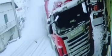 Kontrolden çıkan tır eve çarptı: Kaza anı kamerada