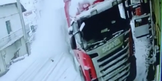 Kontrolden çıkan tır eve çarptı: Kaza anı kamerada