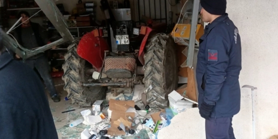 Kontrolden çıkan traktör iş yerine daldı