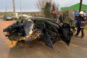 Köpeğe çarpmamak için direksiyon kırdı: Duvara çarparak durabildi