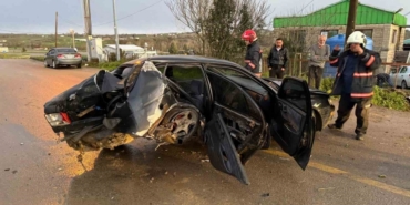 Köpeğe çarpmamak için direksiyon kırdı: Duvara çarparak durabildi