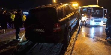 Köprü korkuluklarında asılı kalan cip nehre düşmekten son anda kurtuldu