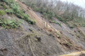 Köy yolunda tekrar heyelan meydana geldi