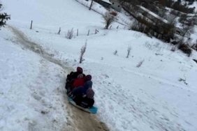 Köylerde kar eğlencesi: Çuvalın içine saman doldurup kayak yaptılar