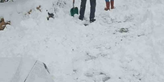 Köylüler kapanan sokaklarını elbirliğiyle açtı