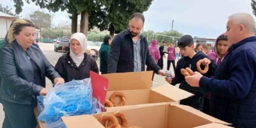 Kozan’da şehit aileleri ve gazilerden öğrencilere simit ikramı